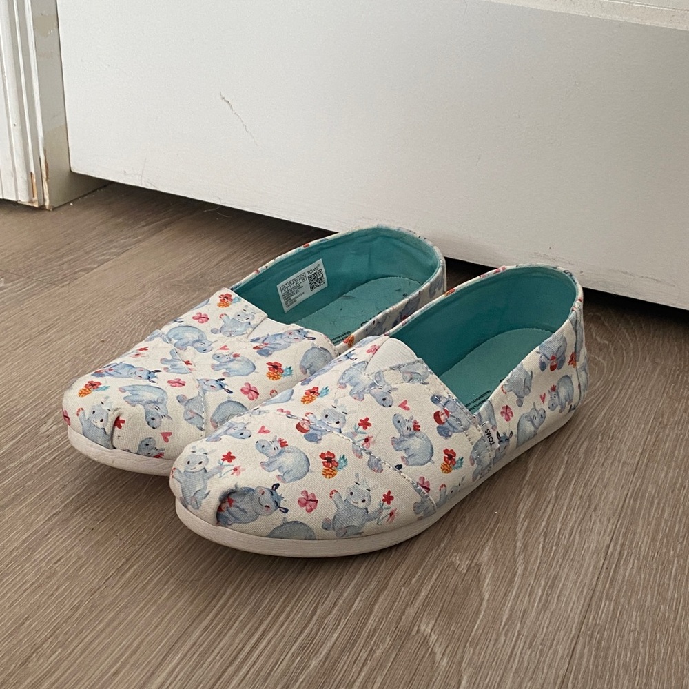 Toms - Women’s Slippers with Hippos and Floral Print